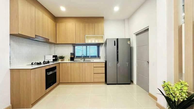 Corner House for Sale East Pattaya Nong Pla Lai Spacious Garden, Chon Buri (Pattaya), Bang Lamung, Bang Lamung (Pattaya), Chon Buri (Pattaya), 3 Bedrooms, 240 sqm, Semi-Detached House (Twin House) For Sale, by PLC Real Estate, 500233877 - DDproperty.com