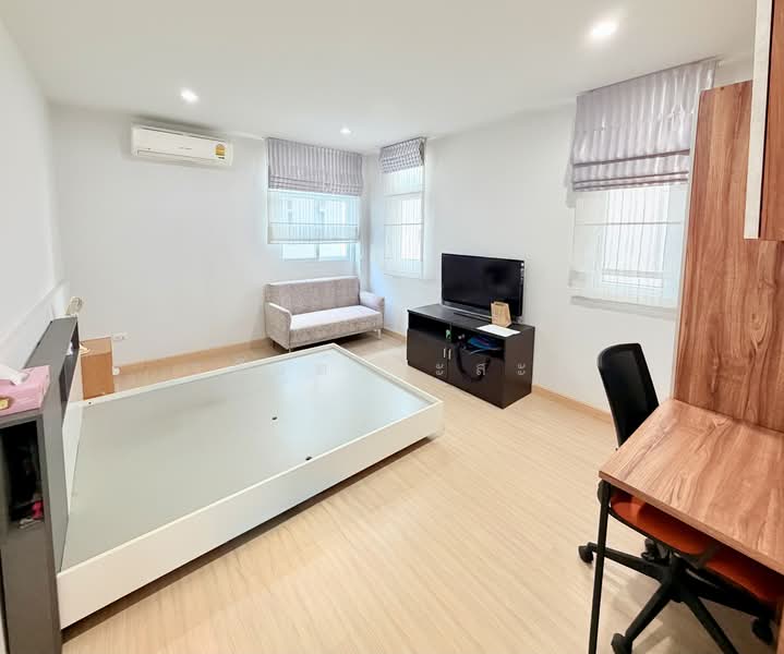 หมู่บ้าน เดอะ แกรนด์ ไทยสมบูรณ์3 ถนนเมน ติดประตูทางออก, ปทุมธานี, เลียบคลองสาม, คลองสาม, คลองหลวง, ปทุมธานี, 168 ตร.ม., บ้านแฝด ขาย, โดย วสันต์ วะสะติ, 500233943 - DDproperty.com