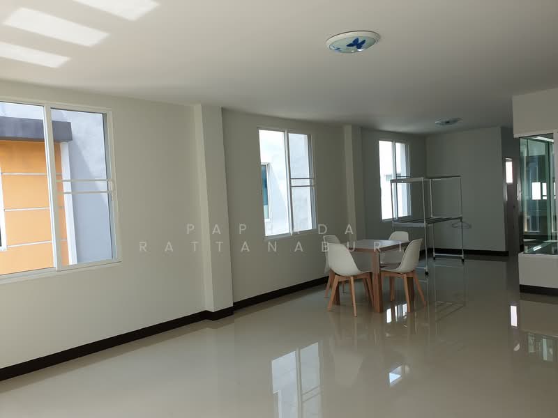 RK Biz Center Motorway - Airportlink, Bangkok, Motorway Road, Khlong Song Ton Nun, Lat Krabang, Bangkok, 3 Bedrooms, 190 sqm, Townhouse For Sale, by Paphada Rattanaburi, 500233945 - DDproperty.com