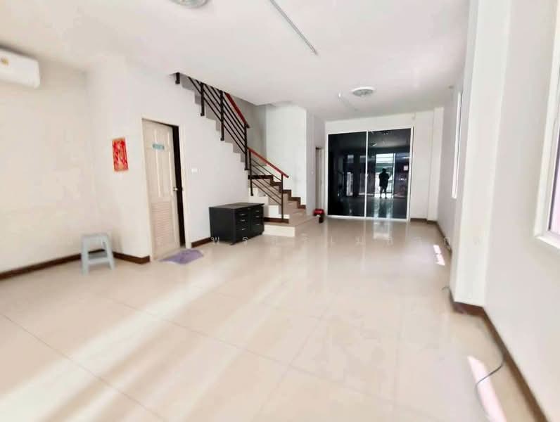 RK Biz Center Motorway - Airportlink, Bangkok, Motorway Road, Khlong Song Ton Nun, Lat Krabang, Bangkok, 2 Bedrooms, 200 sqm, Townhouse For Rent, by ณภัทร พรสิริเมธากุล, 500234153 - DDproperty.com