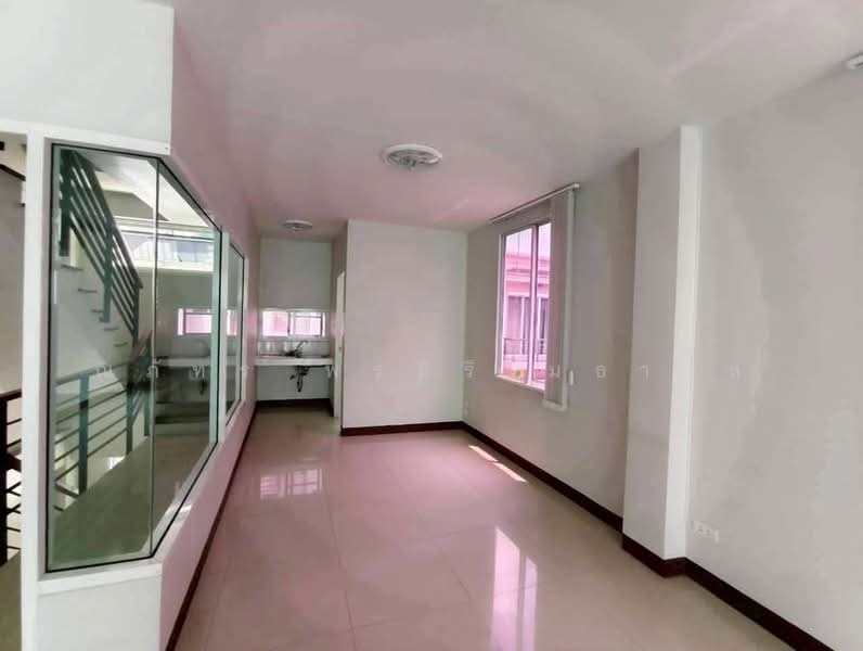 RK Biz Center Motorway - Airportlink, Bangkok, Motorway Road, Khlong Song Ton Nun, Lat Krabang, Bangkok, 2 Bedrooms, 200 sqm, Townhouse For Rent, by ณภัทร พรสิริเมธากุล, 500234153 - DDproperty.com