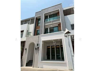 ขาย - ทาวน์โฮม 4.5 ชั้นพร้อมลิฟต์ ใกล้ bts ปุณณวิถี 800 เมตร, กรุงเทพ