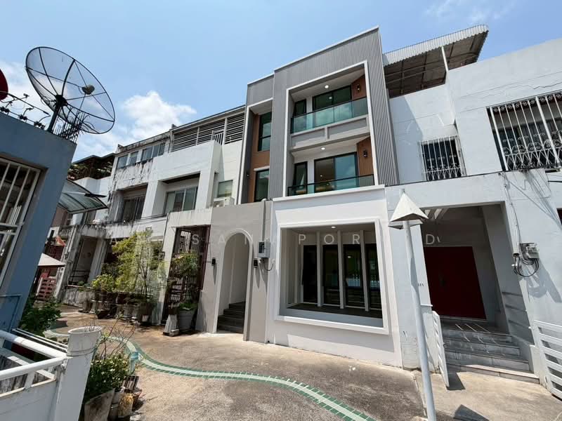 ทาวน์โฮม 4.5 ชั้นพร้อมลิฟต์ ใกล้ bts ปุณณวิถี 800 เมตร, กรุงเทพ, บางจาก, พระโขนง, กรุงเทพ, 300 ตร.ม., ทาวน์เฮ้าส์ ขาย, โดย Angsanaporn D, 500234341 - DDproperty.com