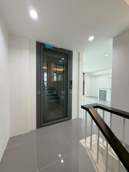 ทาวน์โฮม 4.5 ชั้นพร้อมลิฟต์ ใกล้ bts ปุณณวิถี 800 เมตร, Bangkok, Bang Chak, Phra Khanong, Bangkok, 4 Bedrooms, 300 sqm, Townhouse For Sale, by Angsanaporn D, 500234341 - DDproperty.com