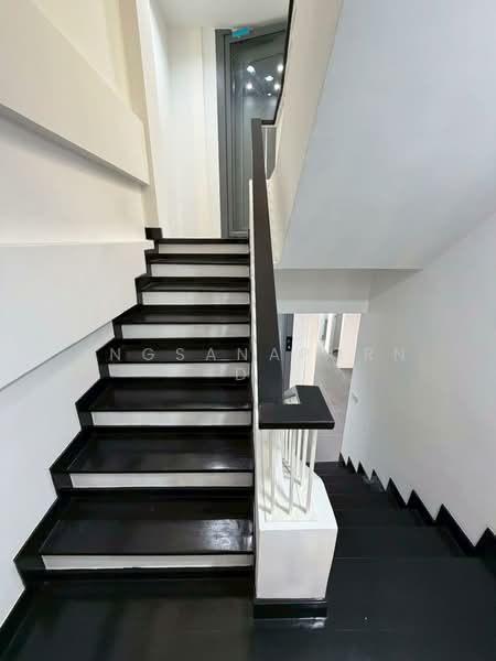 ทาวน์โฮม 4.5 ชั้นพร้อมลิฟต์ ใกล้ bts ปุณณวิถี 800 เมตร, Bangkok, Bang Chak, Phra Khanong, Bangkok, 4 Bedrooms, 300 sqm, Townhouse For Sale, by Angsanaporn D, 500234341 - DDproperty.com