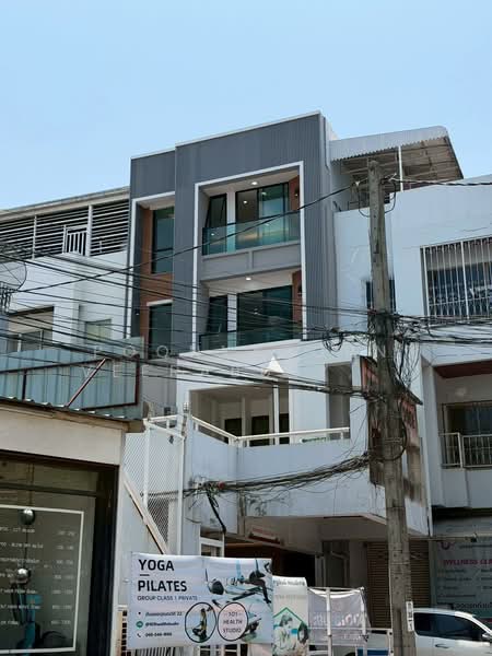 ทาวน์โฮมตกแต่งใหม่ : สุขุมวิท 101, Bangkok, Bang Chak, Phra Khanong, Bangkok, 4 Bedrooms, 414 sqm, Townhouse For Sale, by Poonyaporn Veerabulyarit, 500234349 - DDproperty.com