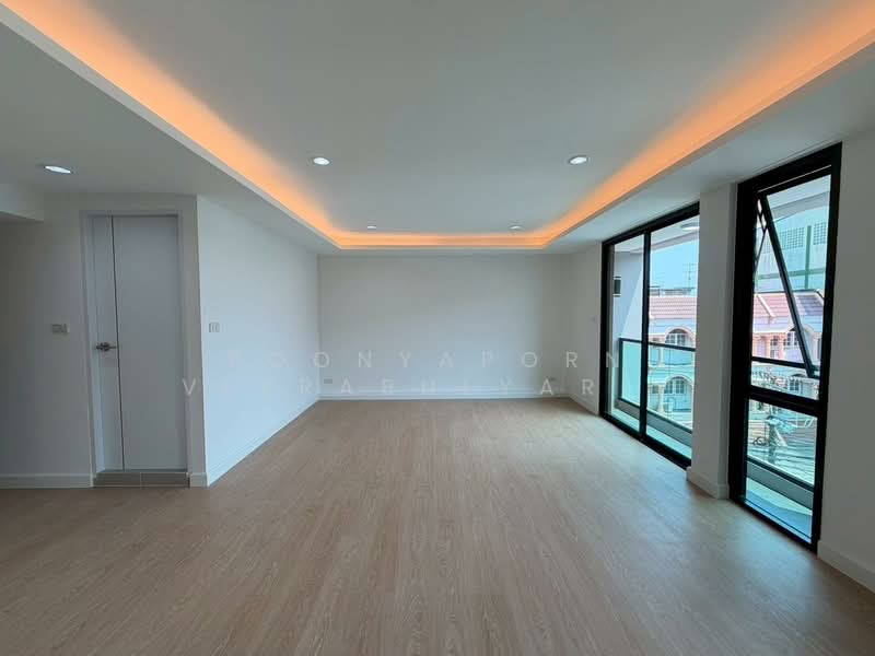 ทาวน์โฮมตกแต่งใหม่ : สุขุมวิท 101, Bangkok, Bang Chak, Phra Khanong, Bangkok, 4 Bedrooms, 414 sqm, Townhouse For Sale, by Poonyaporn Veerabulyarit, 500234349 - DDproperty.com