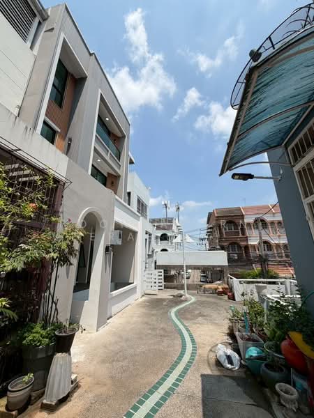 ทาวน์โฮมตกแต่งใหม่ : สุขุมวิท 101, Bangkok, Bang Chak, Phra Khanong, Bangkok, 4 Bedrooms, 414 sqm, Townhouse For Sale, by Poonyaporn Veerabulyarit, 500234349 - DDproperty.com
