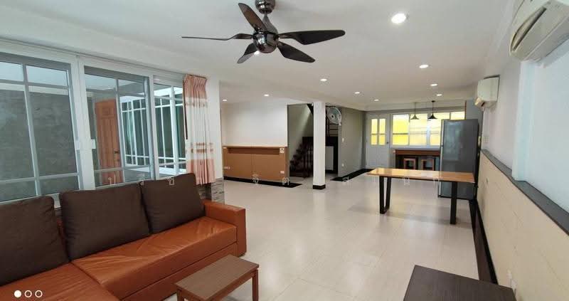 Townhouse modern decor 3 beds in a peaceful residential around Thong lo BTS, Bangkok, Sukhumvit, Khong Tan, Khlong Toei, Bangkok, 3 Bedrooms, 170 sqm, Townhouse For Rent, by ปรีชา จิตต์สมนึก, 500234351 - DDproperty.com