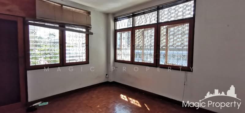 Brown Brick Apartment, Bangkok, Khlong Tan Nua, Watthana, Bangkok, , 200 sqm, Retail Space For Rent, by Magic Property, 500234743 - DDproperty.com