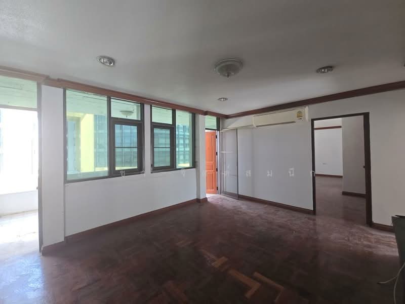 Low-rise, old-style apartment, 200 sq m, 3 bedrooms, 2 big balconies, pet-friendly, near BTS Ari, Bangkok, พหลโยธิน, Samsen Nai, Phaya Thai, Bangkok, 3 Bedrooms, 200 sqm, Villa For Rent, by ปรีชา จิตต์สมนึก, 500234770 - DDproperty.com