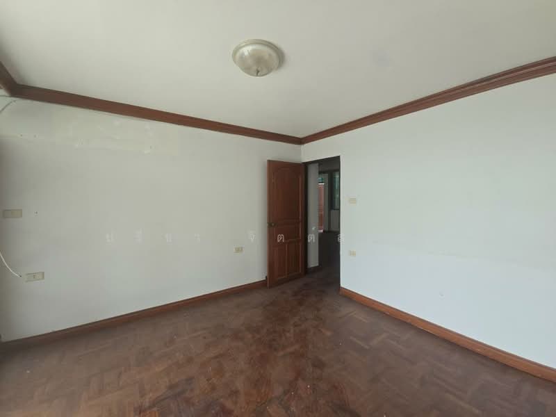 Low-rise, old-style apartment, 200 sq m, 3 bedrooms, 2 big balconies, pet-friendly, near BTS Ari, Bangkok, พหลโยธิน, Samsen Nai, Phaya Thai, Bangkok, 3 Bedrooms, 200 sqm, Villa For Rent, by ปรีชา จิตต์สมนึก, 500234770 - DDproperty.com