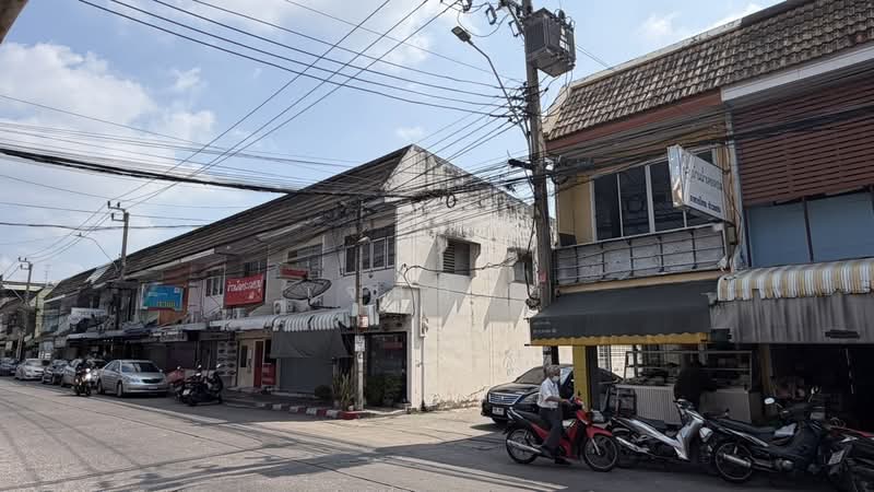 For Sale - ขายด่วน! อาคารพาณิชย์ 2 ชั้น 19 ตรว 240 ตรม เสนานิคม 1 ซ.42 3 นอน 2 ห้องน้ำ BTS เสนานิคม, Bangkok