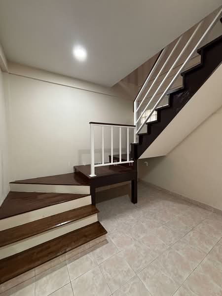 For Sale - ขายด่วน! อาคารพาณิชย์ 2 ชั้น 19 ตรว 240 ตรม เสนานิคม 1 ซ.42 3 นอน 2 ห้องน้ำ BTS เสนานิคม, Bangkok