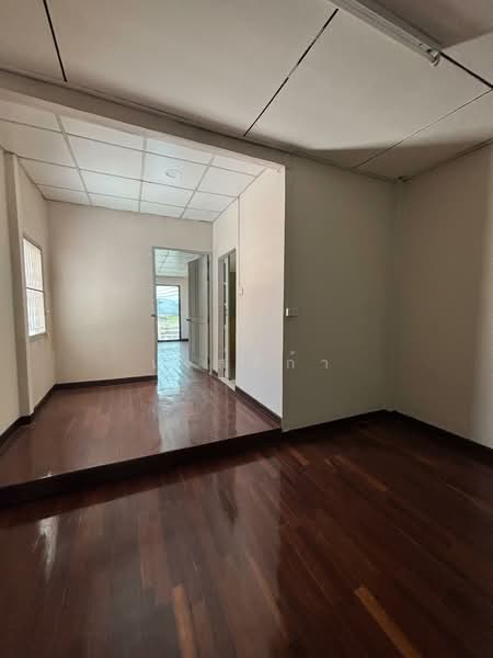 For Sale - ขายด่วน! อาคารพาณิชย์ 2 ชั้น 19 ตรว 240 ตรม เสนานิคม 1 ซ.42 3 นอน 2 ห้องน้ำ BTS เสนานิคม, Bangkok