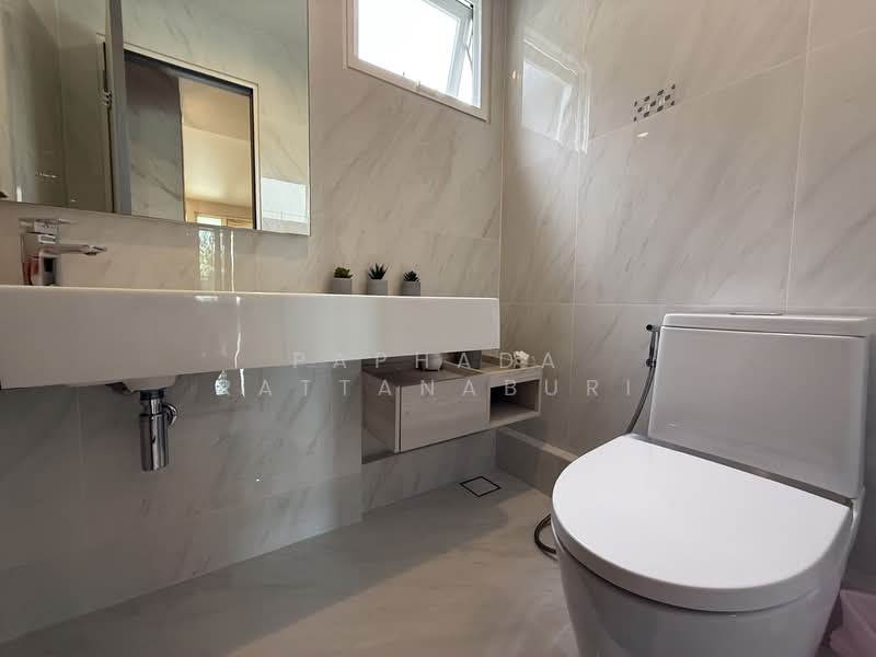 Mantana Motorway-New Krungthepkreetha, Bangkok, Phatthana Chonnabot 4 Road, Khlong Song Ton Nun, Lat Krabang, Bangkok, 4 Bedrooms, 286 sqm, Single Detached House For Sale, by Paphada Rattanaburi, 500234945 - DDproperty.com