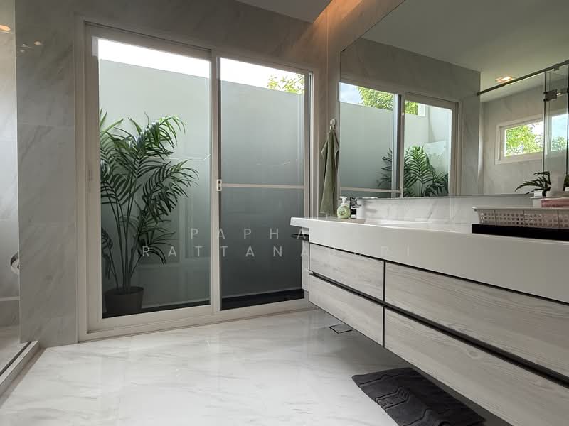 Mantana Motorway-New Krungthepkreetha, Bangkok, Phatthana Chonnabot 4 Road, Khlong Song Ton Nun, Lat Krabang, Bangkok, 4 Bedrooms, 286 sqm, Single Detached House For Sale, by Paphada Rattanaburi, 500234945 - DDproperty.com