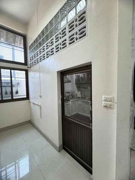 ให้เช่าทาวน์โฮม 2 ชั้น ใกล้ถนนใหญ่ พื้นที่เยอะ ทำเลเด่นแยกดาวคะนอง จอมทอง พื้นที่ใช้สอยจุใจ, Bangkok, Chom Thong, Chom Thong, Bangkok, 2 Bedrooms, 212 sqm, Townhouse For Rent, by ภูรดา เอกพิพัฒนา, 500235133 - DDproperty.com