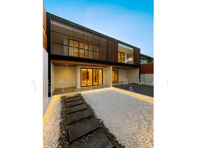 ขาย - บ้านแฝดหลังใหญ่ 2 ชั้น ห่าง BTS อ่อนนุชเพียง 750 เมตร, กรุงเทพ