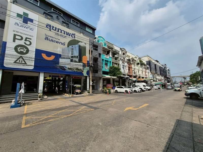 อาคารพาณิชย์ 4.5 ชั้น 18 ตร.ว. อาคารพาณิชย์ ใกล้โรงพยาบาลสินแพทย์ รามอินทรา ซอยรามอินทรา52/1, Bangkok, ถนนรามอินทรา, Ram Inthra, Khan Na Yao, Bangkok, , 150 sqm, Shophouse For Sale, by คุณ ณัติรุจน์ ไชยสุนทรพฤกษ์ (ที), 500235798 - DDproperty.com