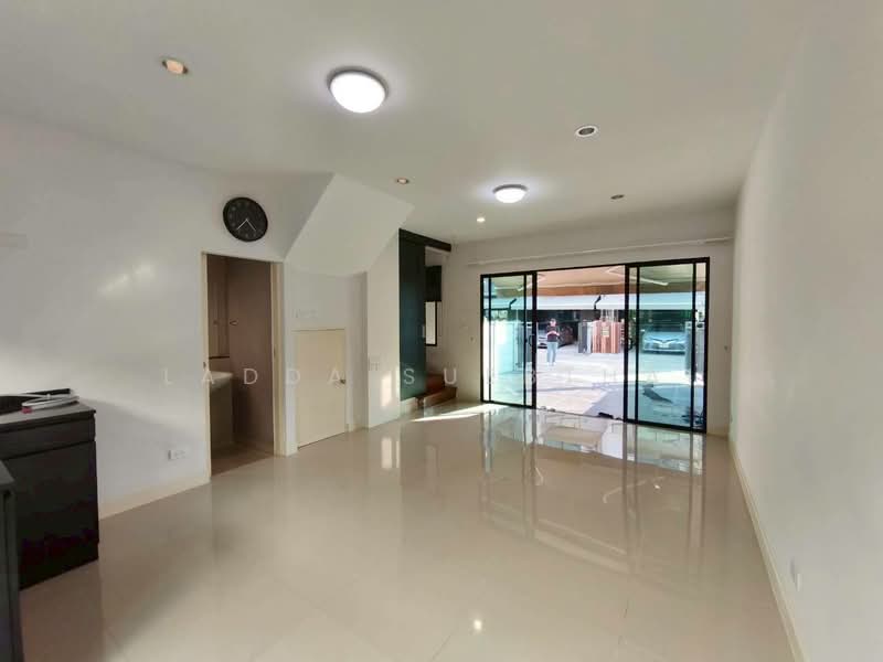 Baan Klang Muang Pinklao - Charan : บ้านกลางเมือง ปิ่นเกล้า - จรัญฯ, กรุงเทพ, ถนนเลียบทางด่วนศรีรัช-วงแหวนรอบนอก, บางอ้อ, บางพลัด, กรุงเทพ, 145 ตร.ม., ทาวน์เฮ้าส์ ขาย, โดย Ladda Suebthai, 500235817 - DDproperty.com