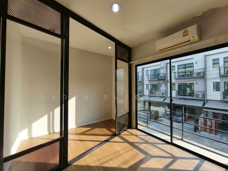 Baan Klang Muang Pinklao - Charan, Bangkok, along the expressway Si Rat  Road-Outer Ring Road, Bang O, Bang Phlat, Bangkok, 3 Bedrooms, 145 sqm, Townhouse For Sale, by Ladda Suebthai, 500235817 - DDproperty.com