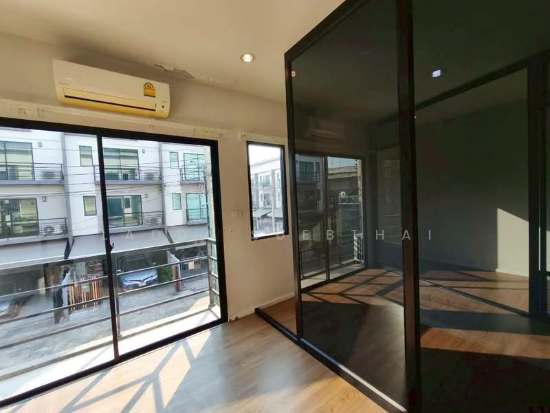 Baan Klang Muang Pinklao - Charan, Bangkok, along the expressway Si Rat  Road-Outer Ring Road, Bang O, Bang Phlat, Bangkok, 3 Bedrooms, 145 sqm, Townhouse For Sale, by Ladda Suebthai, 500235817 - DDproperty.com