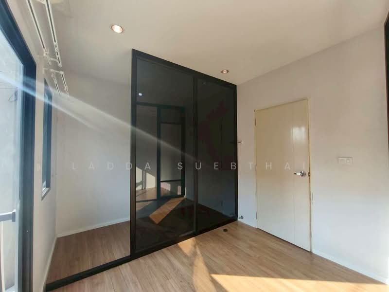 Baan Klang Muang Pinklao - Charan, Bangkok, along the expressway Si Rat  Road-Outer Ring Road, Bang O, Bang Phlat, Bangkok, 3 Bedrooms, 145 sqm, Townhouse For Sale, by Ladda Suebthai, 500235817 - DDproperty.com