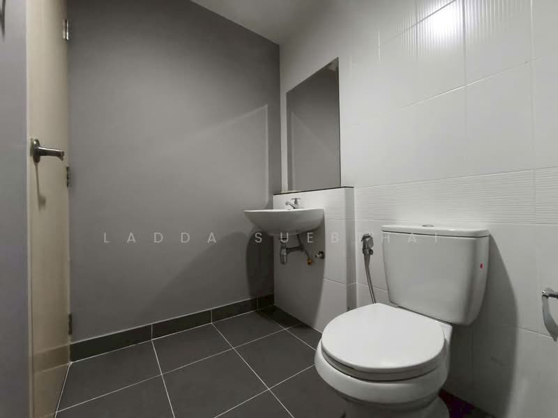 Baan Klang Muang Pinklao - Charan, Bangkok, along the expressway Si Rat  Road-Outer Ring Road, Bang O, Bang Phlat, Bangkok, 3 Bedrooms, 145 sqm, Townhouse For Sale, by Ladda Suebthai, 500235817 - DDproperty.com