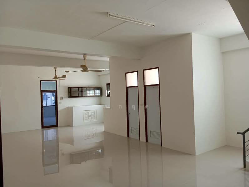 โกดังให้เช่า พร้อมออฟฟิศ พื้นที่ใช้สอยขนาด 2,200 ตรม. ใกล้เซ็นทรัลพระราม 2 🚩 พุทธบูชา จอมทอง กทม., Bangkok, Bangmot, Chom Thong, Bangkok, , 2,200 sqm, Warehouse/Factory For Rent, by ธนกฤต, 500235998 - DDproperty.com