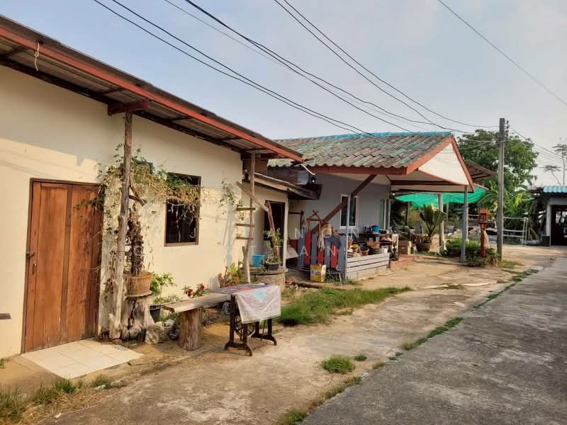 For Sale - ขายบ้านพร้อมที่ดิน อ.เชียงคำ พะเยา พื้นที่กว้าง พร้อมโกดัง บนพื้นที่ 278 ตร.วา เหมาะทำธุรกิจ / อาคาร, Phayao