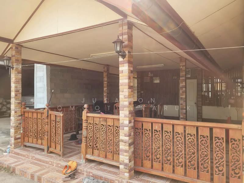 For Sale - ขายบ้านพร้อมที่ดิน อ.เชียงคำ พะเยา พื้นที่กว้าง พร้อมโกดัง บนพื้นที่ 278 ตร.วา เหมาะทำธุรกิจ / อาคาร, Phayao