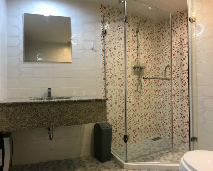 Omni Tower Sukhumvit Nana, Bangkok, 69 Sukhumvit 4 Alley, Khlong Toei, Khlong Toei, Bangkok, 3 Bedrooms, 105 sqm, Condo For Rent, by Pensasi Ongphichetmetha, 500236593 - DDproperty.com