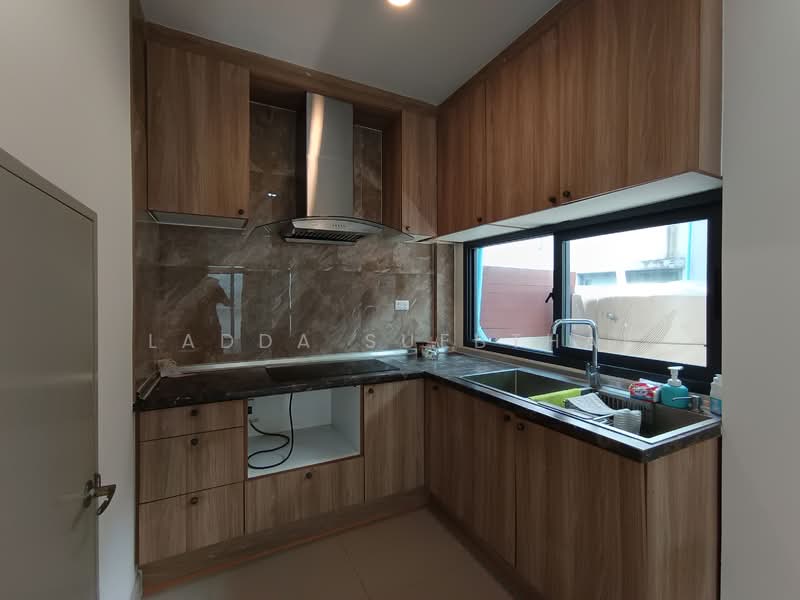 Baan Klang Muang The Edition Rama 9-Pattanakarn, Bangkok, Motorway Road, Prawet, Prawet, Bangkok, 4 Bedrooms, 222 sqm, Townhouse For Sale, by Ladda Suebthai, 500236663 - DDproperty.com