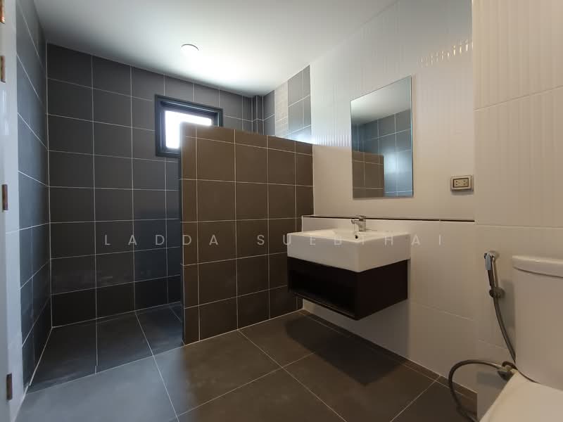 Baan Klang Muang The Edition Rama 9-Pattanakarn, Bangkok, Motorway Road, Prawet, Prawet, Bangkok, 4 Bedrooms, 222 sqm, Townhouse For Sale, by Ladda Suebthai, 500236663 - DDproperty.com