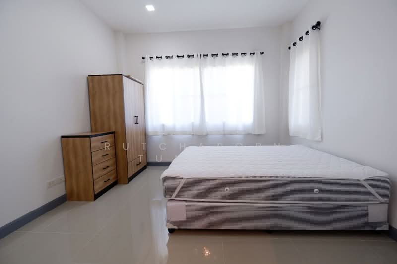 บ้านในโครงการ ให้เช่า ใกล้กาดฝรั่ง เพียง 5 นาที ค่าเช่า 25,000 บาท / เดือน รหัสทรัพย์ : No.14H185, Chiang Mai, Ban Waen, Hang Dong, Chiang Mai, 3 Bedrooms, 112 sqm, Single Detached House For Rent, by Rutchaporn Tunsiri, 500237229 - DDproperty.com