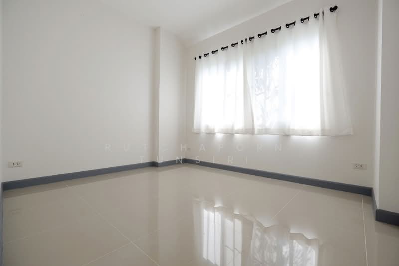 บ้านในโครงการ ให้เช่า ใกล้กาดฝรั่ง เพียง 5 นาที ค่าเช่า 25,000 บาท / เดือน รหัสทรัพย์ : No.14H185, Chiang Mai, Ban Waen, Hang Dong, Chiang Mai, 3 Bedrooms, 112 sqm, Single Detached House For Rent, by Rutchaporn Tunsiri, 500237229 - DDproperty.com