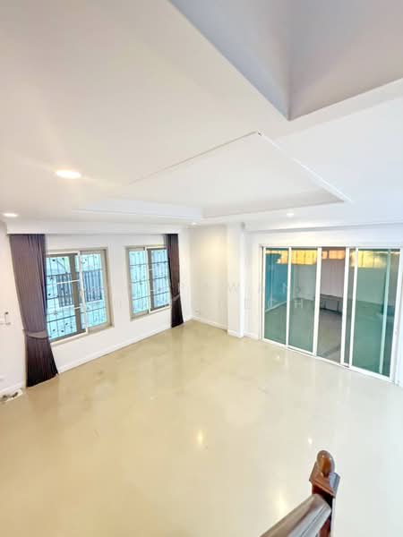 ให้เช่า ทาวน์โฮม 3 ชั้น ถนนราชพฤกษ์ ใกล้ BTS บางหว้า 400 เมตร, Bangkok, Bang Wa, Phasi Charoen, Bangkok, 3 Bedrooms, 300 sqm, Townhouse For Rent, by Noppawan Ruangdech, 500237390 - DDproperty.com