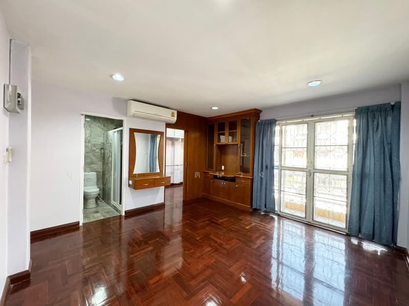 ทำเลพัฒนาการ 44 ให้เช่าทาวน์โฮม 4 ชั้น หลังใหญ่ วราธรวิลล์ 5 นอน 7 น้ำ บ้านพร้อมอยู่ เลี้ยงสัตว์ได้, Bangkok, พัฒนาการ, Suan Luang, Suan Luang, Bangkok, 5 Bedrooms, 300 sqm, Townhouse For Rent, by บุษบา รัตนวงษ์ชัย, 500238044 - DDproperty.com