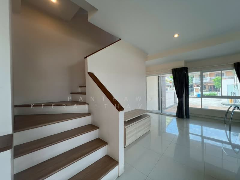 บ้านแฝด 3 ชั้น หลังมุม โยธินพัฒนา 3 ทำเลเลียบด่วนรามอินทรา, Bangkok, Nawamin, Bueng Kum, Bangkok, 3 Bedrooms, 220 sqm, Semi-Detached House (Twin House) For Sale, by Panthawan Keeratithavornanan, 500238147 - DDproperty.com