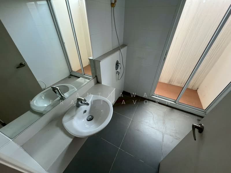 บ้านแฝด 3 ชั้น หลังมุม โยธินพัฒนา 3 ทำเลเลียบด่วนรามอินทรา, Bangkok, Nawamin, Bueng Kum, Bangkok, 3 Bedrooms, 220 sqm, Semi-Detached House (Twin House) For Sale, by Panthawan Keeratithavornanan, 500238147 - DDproperty.com