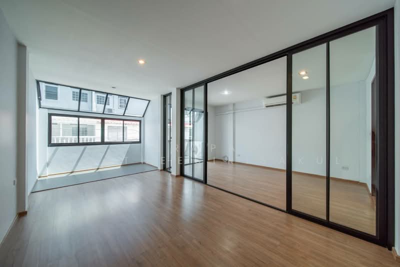 3-BR Townhouse, Bangkok, Khlong Tan Nua, Watthana, Bangkok, 3 Bedrooms, 215 sqm, Townhouse For Sale, by Orapa Sumetheesirisakul, 500238641 - DDproperty.com