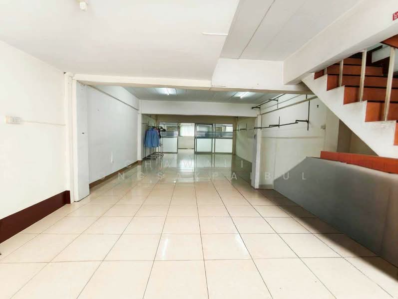 For Sale: 4-story commercial building, 1 unit, Rangsit-Pathum Thani Soi 8., Pathum Thani, ซอยรังสิต-ปทุมธานี, Prachathipat, Thanyaburi, Pathum Thani, , 320 sqm, Shophouse For Sale, by CHAWALIT KONGSAKPAIBUL, 500239114 - DDproperty.com