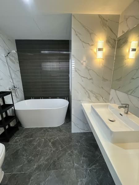 Tai Ping Towers, Bangkok, 582 Soi Sukhumvit 63, Khlong Tan Nua, Watthana, Bangkok, 2 Bedrooms, 102 sqm, Condo For Sale, by Nuttharom Linla, 500239488 - DDproperty.com