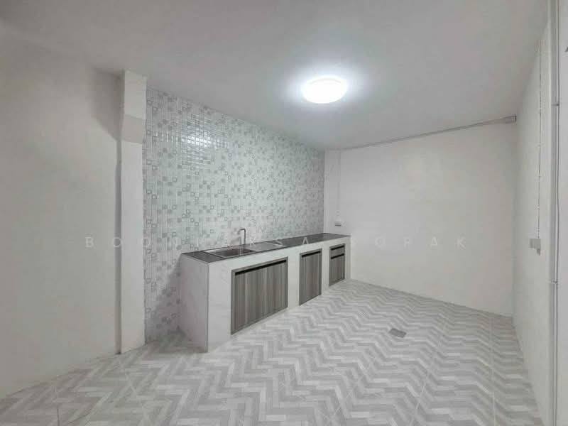 3-BR House, Bangkok, Bang Rak, Bang Rak, Bangkok, 3 Bedrooms, 126 sqm, Single Detached House For Rent, by Boonraksa Sopak, 500239678 - DDproperty.com