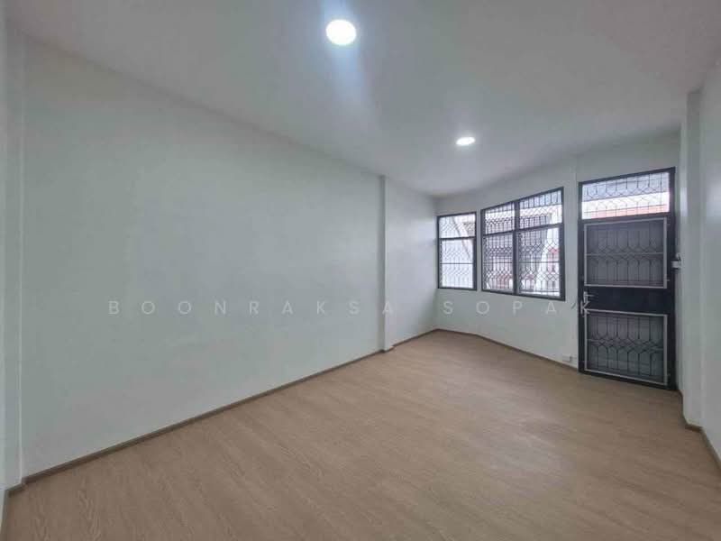 3-BR House, Bangkok, Bang Rak, Bang Rak, Bangkok, 3 Bedrooms, 126 sqm, Single Detached House For Rent, by Boonraksa Sopak, 500239678 - DDproperty.com