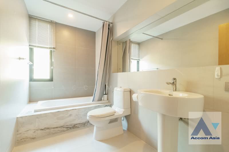 Modern house with private pool, airy space, wood floor in Sukhumvit, Bangkok, Khlong Tan Nua, Watthana, Bangkok, 3 Bedrooms, 380 sqm, Single Detached House For Rent, by Accom Asia, 500239780 - DDproperty.com