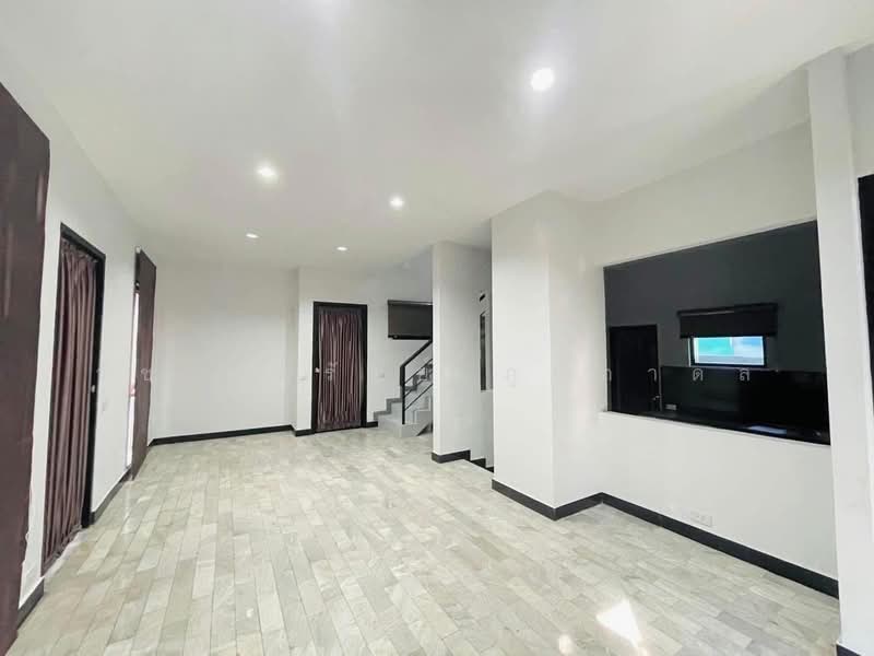 Baan Saeng Arun, Bangkok, Soi 28 Intersection  Soi 28 Intersection 3-1, Dok Mai, Prawet, Bangkok, 3 Bedrooms, 180 sqm, Semi-Detached House (Twin House) For Sale, by วัชราทรัพย์ ภูปภาดล, 500239828 - DDproperty.com