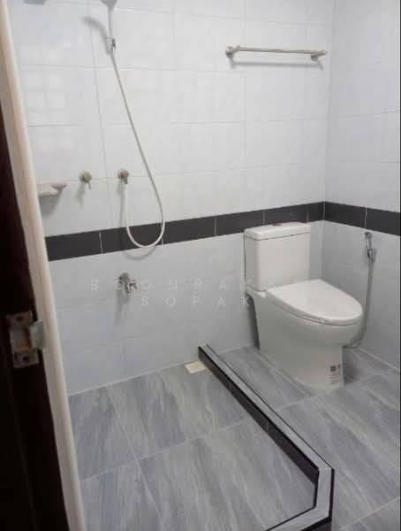 4-BR House, Bangkok, Din Daeng, Din Daeng, Bangkok, 4 Bedrooms, 220 sqm, Single Detached House For Rent, by Boonraksa Sopak, 500240388 - DDproperty.com