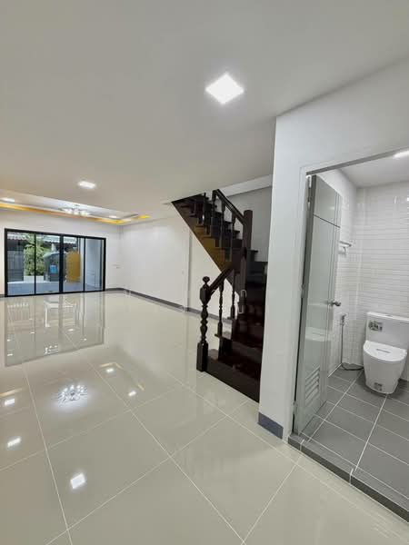 บ้านสวย ทำเลดี แจ้งวัฒนะ ปากเกร็ด #หมู่บ้านชาร์มมิ่ง โฮม ใกล้ Major Hollywood ห้าแยกปากเกร็ด, Nonthaburi, Pak Kret, Pak Kret, Nonthaburi, 2 Bedrooms, 100 sqm, Townhouse For Sale, by บุษบากร (เจี๊ยบ), 500241543 - DDproperty.com